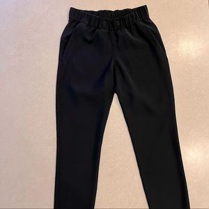 Lululemon On the Fly Mid Rise Crop (missing drawstring)